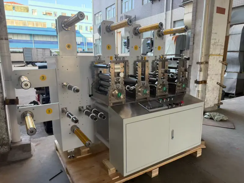 La découpeuse rotative multi-stations intelligente de Xiamen Junssen pour électrodes de physiothérapie a terminé l'assemblage pour l'expédition au client